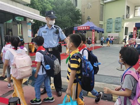 开学第一天，上海出动3.2万安保力量“护校安园” | 爱尖刀