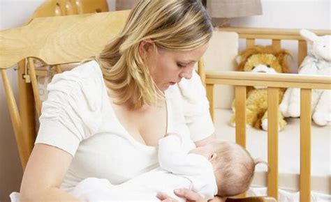 母乳喂养，婴儿右撇子多还是左撇子多？__凤凰网