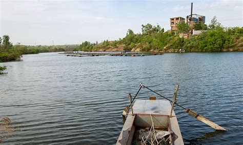 河南安阳：铜冶镇粉红江边发现红绿相间的奇特地貌|铜冶镇|地貌|红绿_新浪新闻