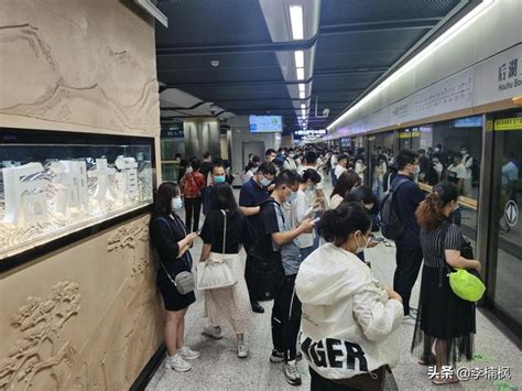 光谷广场称霸武汉地铁客流榜单！亲身体验拥挤程度！|武汉地铁|光谷广场|客流_新浪新闻