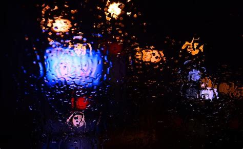 描写雨夜的优美句子 关于雨夜的唯美句子-句子巴士