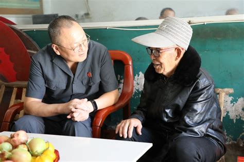 西峡县法院院长肖新征到重阳镇看望慰问百岁老人-中华网河南