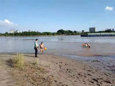 南京紫霞湖仍有市民野泳 安保人员24小时巡查劝导_我苏网