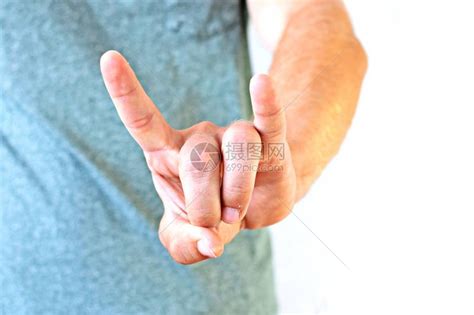 一个年轻人展示他的手掌一种在不同有不同含义的手势高清图片下载-正版图片504088106-摄图网
