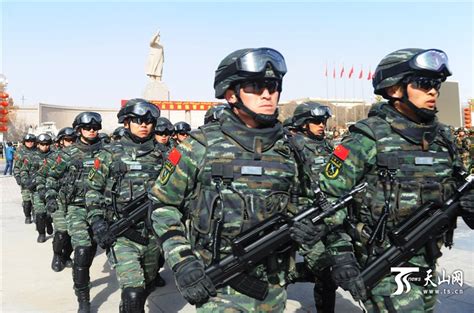 新疆上千武警持枪乘机赴反恐维稳一线－战略观察 | 西征网