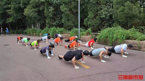 长沙“鳄鱼爬”健身队每天爬行1小时，医生提醒：不适合老年人 - 民生 - 新湖南