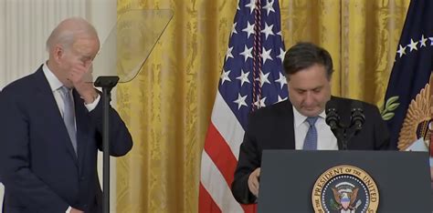 外媒：白宫办公厅主任在交接仪式上多次抽泣，称赞拜登是“好父亲”