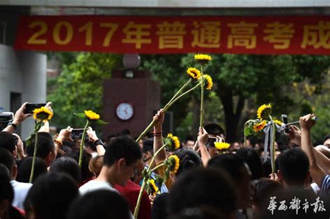 2018年上海高考首日结束 众多家长提前到考场迎接孩子
