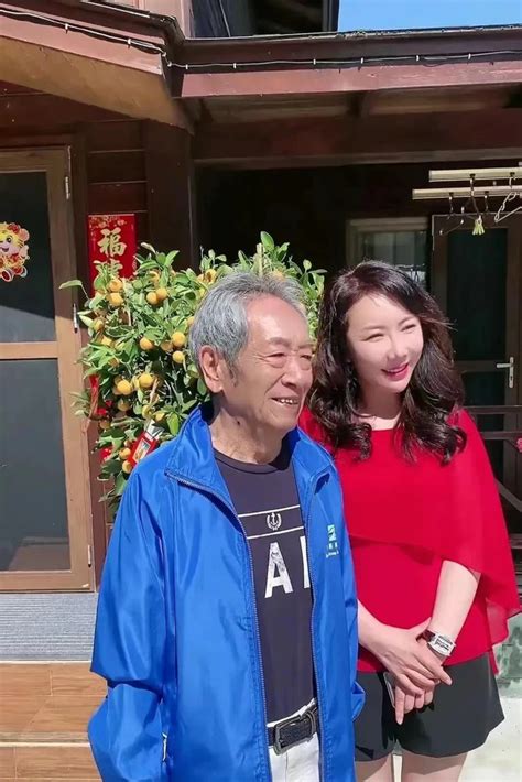 75岁王奎荣与妻子出席活动，相差37岁感情甜蜜，两人同框有夫妻相|王奎荣_新浪新闻
