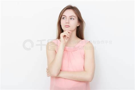 年轻随便的女人，穿粉红色衬衫孤立在白色背景室画像人像图片免费下载_jpg格式_5184像素_编号40047118-千图网