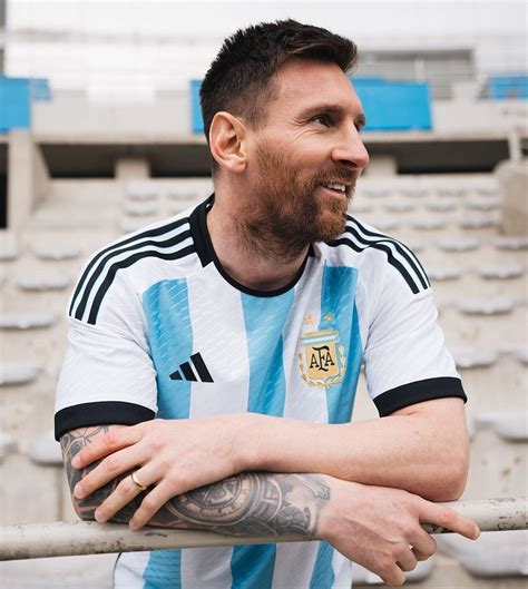 阿根廷国家队发布世界杯新款球衣 梅西穿蓝白间条衫出镜_PP视频体育频道