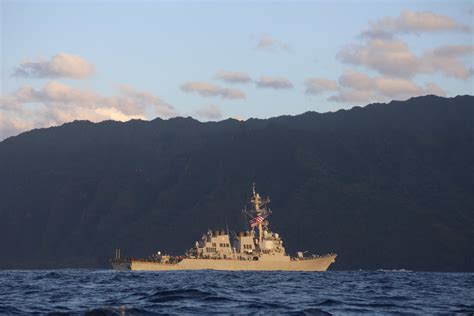 阿利·伯克级驱逐舰巴里号(DDG 52)在考艾岛海岸外的太平洋航行|考艾岛|伯克级|阿利_新浪新闻