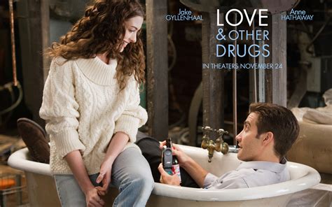 美国2011喜剧爱情电影《爱情与灵药》高清宣传电影海报欣赏-欧莱凯设计网