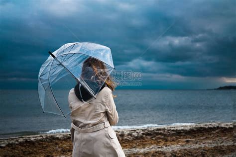 暴风雨来临前的海滩高清摄影大图-千库网