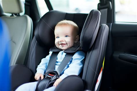 婴儿在车内儿童座椅上高清图片下载-正版图片600150946-摄图网