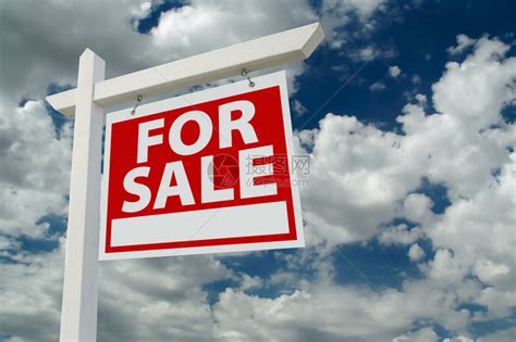 在云层和天空背景上出售房地产标牌在云层和天空背景上出售房地产标牌高清图片下载-正版图片303643520-摄图网
