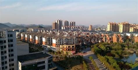 江西新余城区，我国绿化率最高的城市，高楼林立，房价全省最低