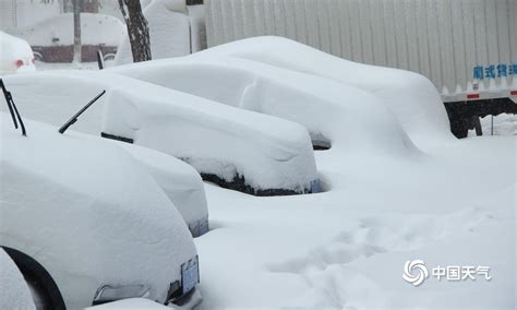 辽宁锦州遭遇今冬首场强降雪 车辆被小山堆般厚的积雪覆盖-天气图集-中国天气网