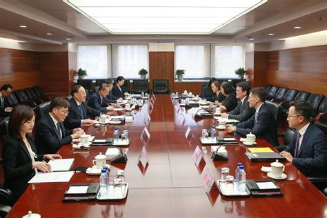 3月30日，姜增伟副部长在港会见香港商务及经济发展局苏锦梁局长