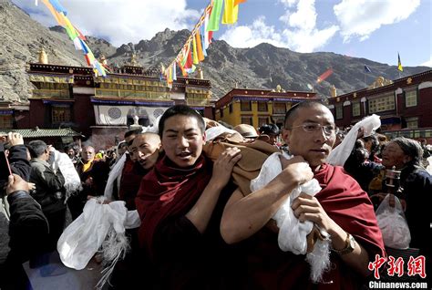 西藏楚布寺举行展佛仪式_国内新闻_环球网