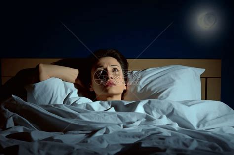 有失眠的女人躺在床高清图片下载-正版图片502688367-摄图网