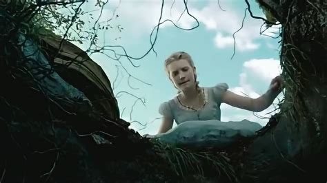爱丽丝梦游仙境：爱丽丝跟着穿马甲的兔子跑了，掉进了巨大的兔子洞