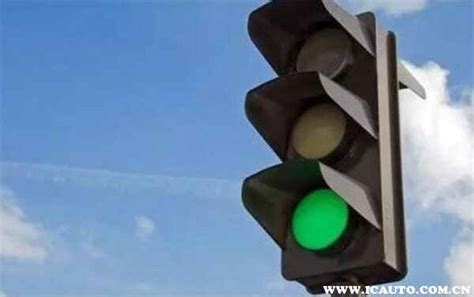 过红绿灯时走到中间红灯怎么办-有驾