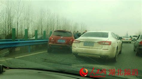 沪渝高速四渡河大桥突降大雾，十余台车受损两人受伤_凤凰网视频_凤凰网