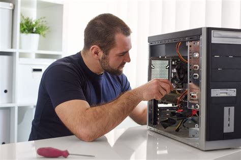 年轻的技术人员手里拿着修理电脑的螺丝刀计算机硬件服务升级和高清图片下载-正版图片506042751-摄图网