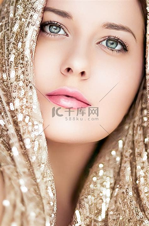 美丽,珠宝,人奢侈的美丽的亚洲妇女新娘戴着耳环吊坠的背景带耳环吊坠的漂亮亚洲女人高清图片下载-正版图片300130223-摄图网