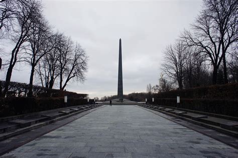 1970年，联邦德国总理勃兰特在波兰首都华沙犹太殉难者纪念碑前下跪