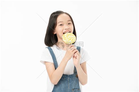 在公园吃棉花糖的小女孩高清图片下载-正版图片503581128-摄图网