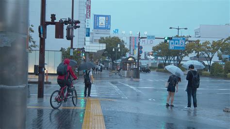 下雨天城市街道图片