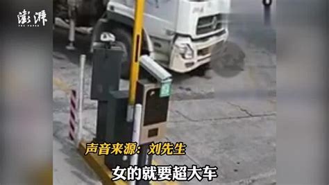 一女子骑电动车进入货车盲区被撞，幸有众人及时喊停_凤凰网视频_凤凰网