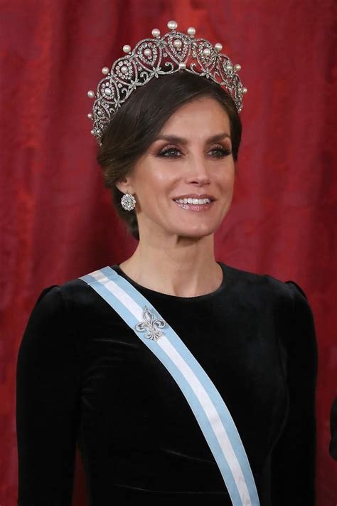 49岁西班牙王后莱蒂齐亚 勇敢露出银色白发 展真实自然美