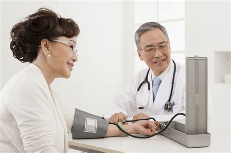 老人血压高怎么办快速降压（哪种药能快速降压？老年人血压降太快反而有风险，首选这类降压药） | 说明书网