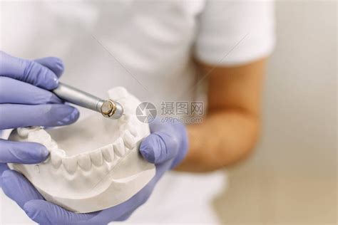 医学、牙科和保健概念-带钻头和唾液喷射器的女牙医在牙科诊所治疗男性患者牙齿。高清摄影大图-千库网