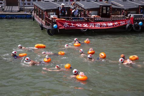 2300余名游泳健儿畅游许昌护城河-大河新闻
