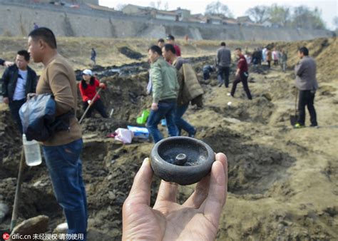 河南滑县：卫河断流清淤现古物 引村民争相挖宝--图片频道--人民网