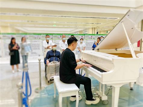 从北京奔赴深圳，小伙为住院亲人弹奏钢琴曲温暖众人