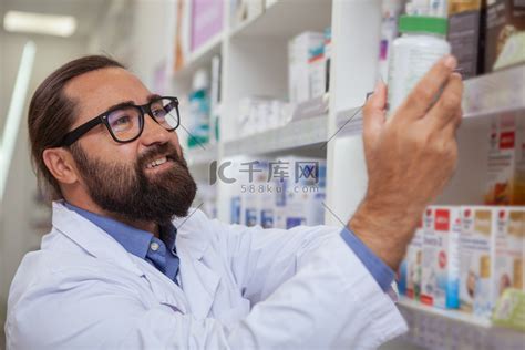 快乐的药剂师在他的药店卖药高清摄影大图-千库网