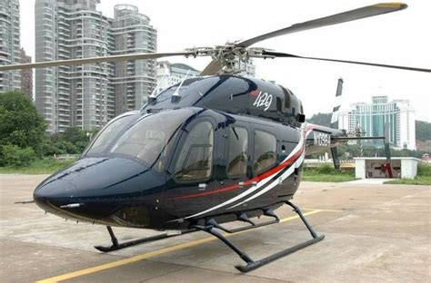 小型私人直升机在草地上用小型私人直升机高清图片下载-正版图片507211072-摄图网