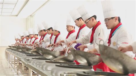 想学厨师，我们该怎样选择职业厨师培训学校？_沈阳新东方烹饪学校