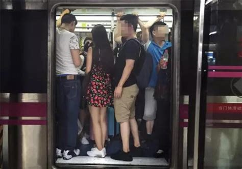 上海一公交为避让出租车急刹 后排38岁女乘客被甩出后不治身亡！_风闻