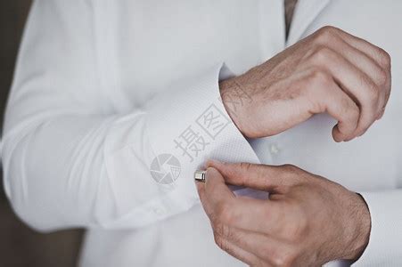 年轻人扣袖子上的袖扣一个穿白色商务衬衫的男人7442的过程高清图片下载-正版图片307144973-摄图网