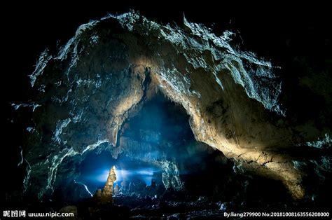 洞穴探险者带着头灯探索大型洞穴群高清图片下载-正版图片506289141-摄图网