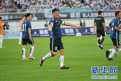 【多彩聚焦】香港明星足球队在贵州安顺开赛