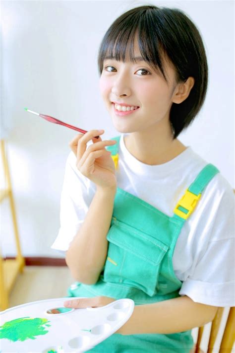短发清纯甜美女生头像
