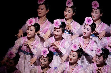 朝鲜大型歌剧《卖花姑娘》剧照赏析[图集]_娱乐频道_凤凰网