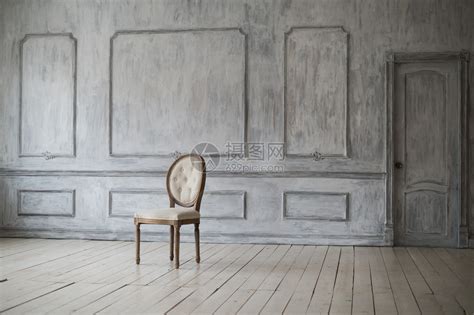 一套白色木制复古椅子站在浅色镶木地板上高清图片下载-正版图片504939432-摄图网